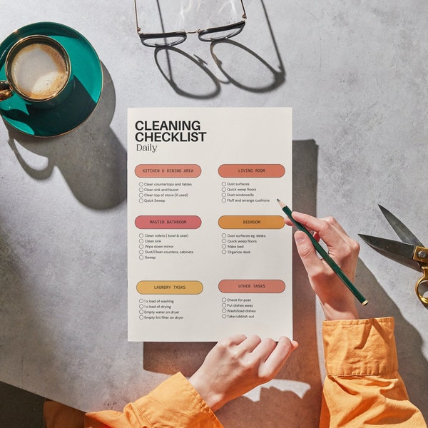 Daily/Weekly/Monthly Cleaning Checklist to keep on top of your home cleaning - Printable cleaning checklist