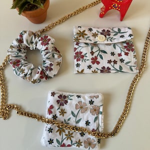 Coordinación de conjunto para cadeau femme et fillette especial: porta monnaie, chouchou et lingette blanches avec des petites fleurs d été