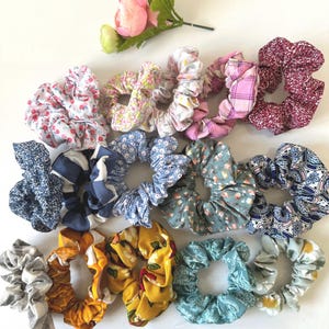 Lote de 15 chouchous / Scrunchie multicolor hecho a mano, regalo para ella - 15 elásticos multicolores para niñas y mujeres para la escuela, la playa, el trabajo,