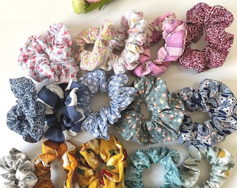 Lot of 15 chouchous / Scrunchie multicolor fait main, cadeau pour elle- 15 multicolor elastics for girls and women for school, beach, work,