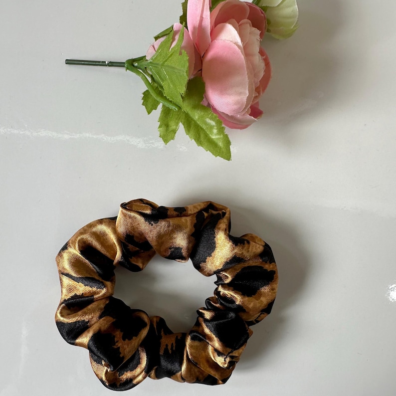 #gorrareversivel #cetim #estampaleopardo #feitoamao #artesanal #luxuoso #sofisticado #moda #acessorios #estilo #fashion #handmade #luxury #leopardprint #style #accessories