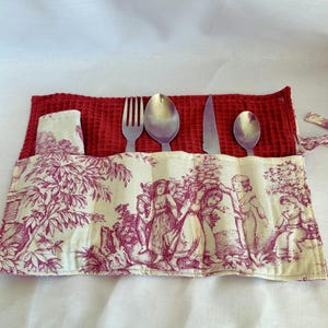 Rote Toile de Jouy Bestecktragetasche, Picknick-Bestecketui, Nomaden-Mahlzeitenset, mit Liebe handgefertigt
