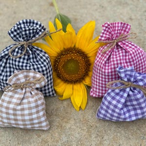Cadeaux de mariage ruraux - cadeaux de baby shower - sac à carreaux vichy - cadeaux d'anniversaire - cadeaux à carreaux multicolores - sac de lavande