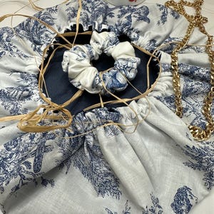 Touca antitfrizz para dormir artisanal em cetim e toile de jouy azul- prenda original para ela