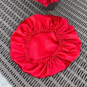 Gorro de satén rojo escarlata: el secreto para un cabello perfecto cada mañana.  Adiós al frizz y a la rotura, cabello sano y brillante