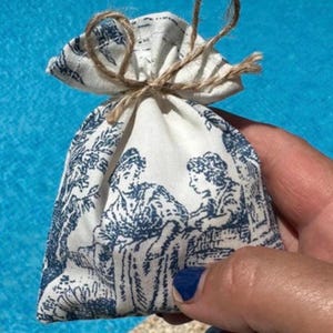 saquinhos de recordação para casamento tradicional rustico, em toile de jouy azul. feito a mão. Ideal para festas, BATIZADOS E COMUNIÕES