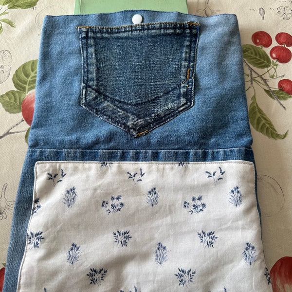 Pochette livre/ protège livre en jeans recyclé et avec tissu fleurs printanière fait main