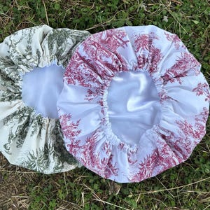 Uroczy i niedrogi zestaw dla niej: 2 ręcznie robione satynowe i toile de jouy czepki. Wielokolorowe. Dzień Matki, prezent urodzinowy, prezent dla matki chrzestnej