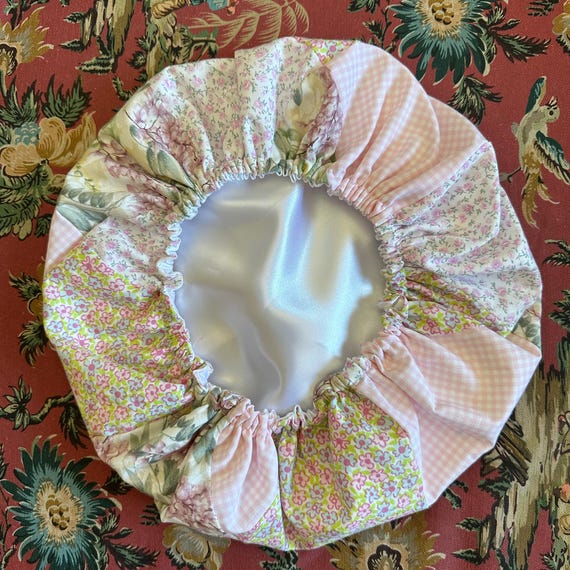 Patchwork silk bonnet vintage Nature lover- feita a mão- prenda coquette boho e original para ela. Protege cabelo noite
