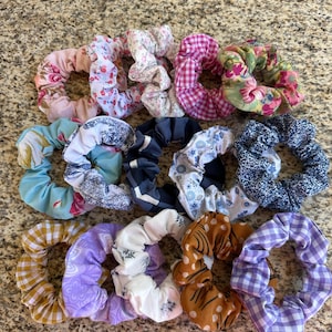 Juego de 15 gomas para el pelo multicolor. Hechas a mano. Pinzas personalizables. Un regalo bonito y económico para ella o niña. Personalizado.