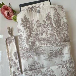 Ensemble couvre-livre et marque-page en tissu 100 % coton, imprimé toile de Jouy classique, élégant et intemporel. Fait main et personnalisable.