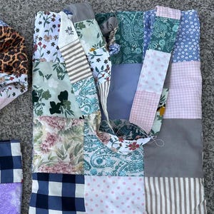 Magnifique ensemble patchwork pour elle : bonnet en satin, tote bag, élastique à cheveux, protège livre, porte carte, cadeau anniversaire, cadeau noël