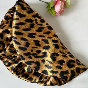 #gorrareversivel #cetim #estampaleopardo #feitoamao #artesanal #luxuoso #sofisticado #moda #acessorios #estilo #fashion #handmade #luxury #leopardprint #style #accessories