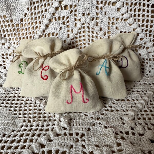 Petit sac  en lin pur pour souvenir communion ou baptême/ mariage personnalisé avec initiales brodée à la main