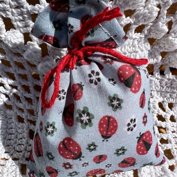 Mini bolsita de recuerdo de cumpleaños para bombones personales preparados en tu cocina. 100% algodón portugués