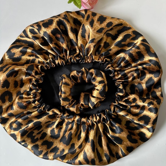 Luxueux bonnet en satin noir et motifs léopard réversible cousu à main, cadeau noel, cadeau anniversaire, cadeau epouse, bonnet spa,