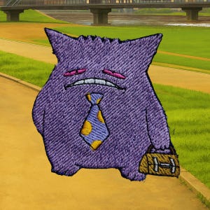 Puede incluir: Parche bordado de personaje morado con expresión triste, con corbata azul de lunares amarillos y un maletín pequeño. El parche tiene un aspecto texturizado y está sobre un fondo exterior borroso.