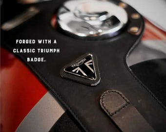 Triumph Scrambler 400X Leder-Tankgurt mit Tasche | Personalisiertes Namensschild