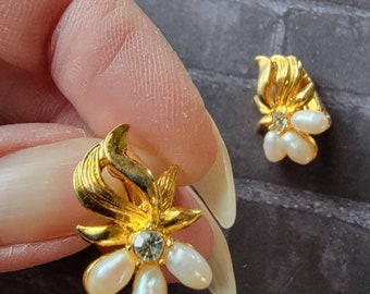 Vintage 1980s Gold Cultured Pearl Clip On Earrings Resale