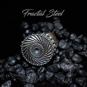 Anillo Art Déco con espiral fractal: joyería abstracta de plata con diseño geométrico.
