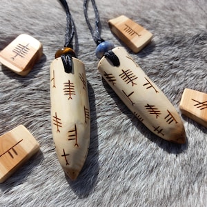 Colar de madeira Ogham, 20 símbolos Ogham colocados em um pingente de madeira, Talismã exclusivo feito à mão, feito de teixo
