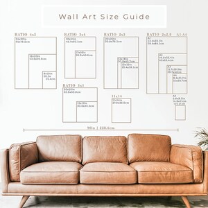 K&ouml;nnte beinhalten: Ein Leitfaden f&uuml;r Wandkunstgr&ouml;&szlig;en in Zoll und Zentimetern. Der Leitfaden zeigt verschiedene Verh&auml;ltnisse von Wandkunst, darunter 4x5, 3x4, 2x3, 2x2,8 und 1x1. Der Leitfaden enth&auml;lt auch die Standardgr&ouml;&szlig;en f&uuml;r A1, A2, A3 und A4 Papier. Der Leitfaden wird an einer wei&szlig;en Wand mit einem braunen Ledersofa im Vordergrund angezeigt.