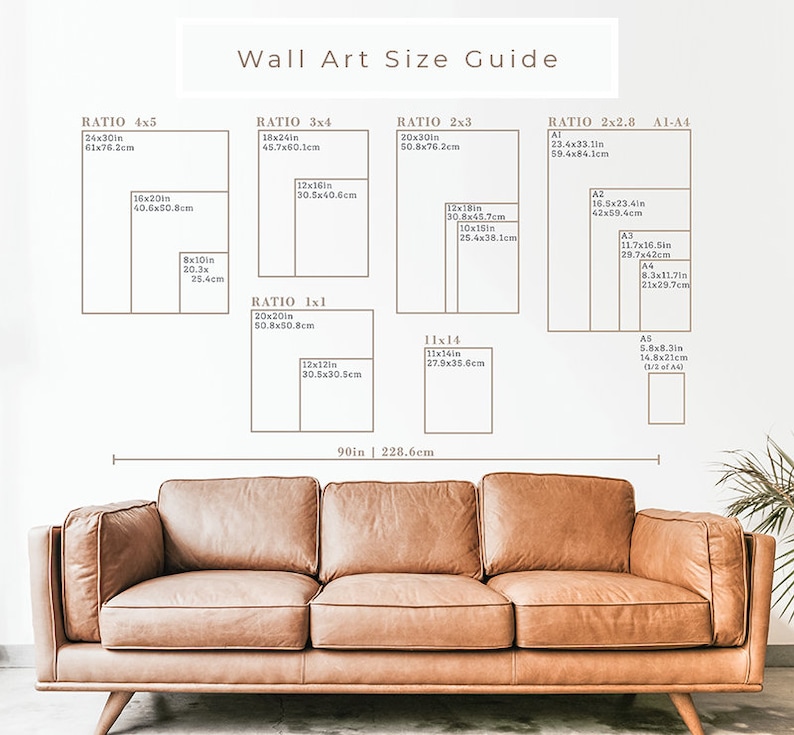 K&ouml;nnte beinhalten: Ein Leitfaden f&uuml;r Wandkunstgr&ouml;&szlig;en in Zoll und Zentimetern. Der Leitfaden zeigt verschiedene Verh&auml;ltnisse von Wandkunst, darunter 4x5, 3x4, 2x3, 2x2,8 und 1x1. Der Leitfaden enth&auml;lt auch die Standardgr&ouml;&szlig;en f&uuml;r A1, A2, A3 und A4 Papier. Der Leitfaden wird an einer wei&szlig;en Wand mit einem braunen Ledersofa im Vordergrund angezeigt.