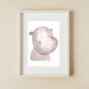 K&ouml;nnte beinhalten: Ein Aquarellbild eines niedlichen, hellvioletten Flusspferdes mit einem wei&szlig;en Fleck auf dem Kopf. Das Flusspferd hat kleine, rosafarbene Augen und einen s&uuml;&szlig;en Ausdruck.