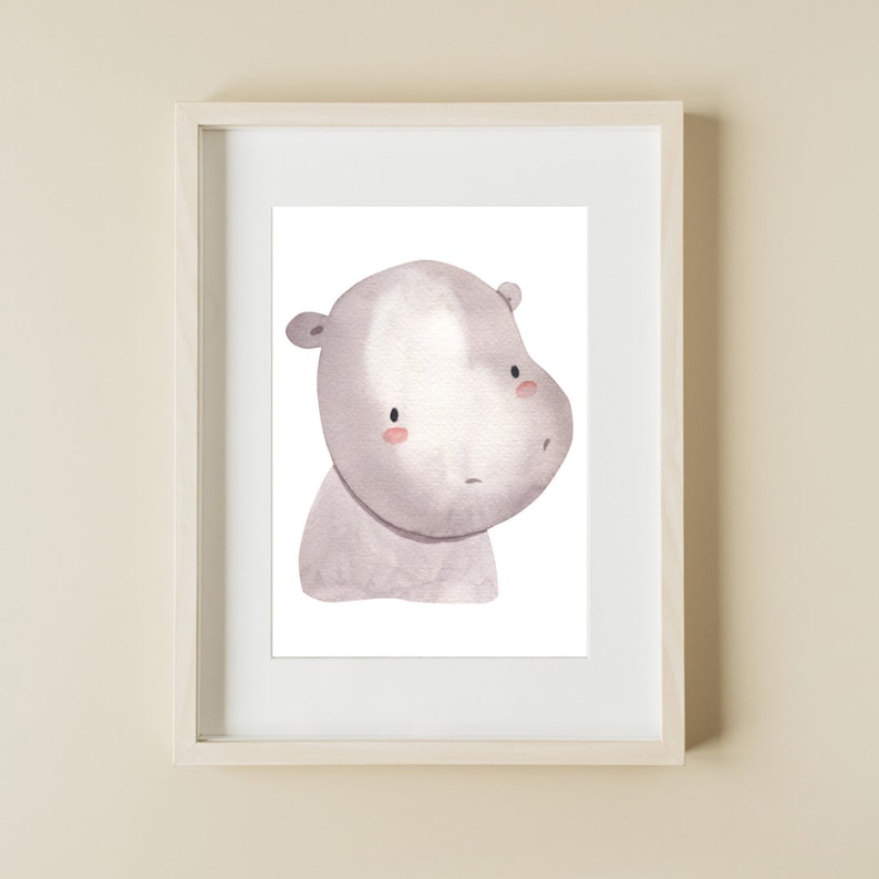 K&ouml;nnte beinhalten: Ein Aquarellbild eines niedlichen, hellvioletten Flusspferdes mit einem wei&szlig;en Fleck auf dem Kopf. Das Flusspferd hat kleine, rosafarbene Augen und einen s&uuml;&szlig;en Ausdruck.