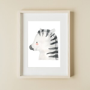 K&ouml;nnte beinhalten: Ein Aquarellbild eines Zebra-Kopfes mit schwarzen und wei&szlig;en Streifen. Das Zebra hat eine rosafarbene Nase und einen s&uuml;&szlig;en Ausdruck.