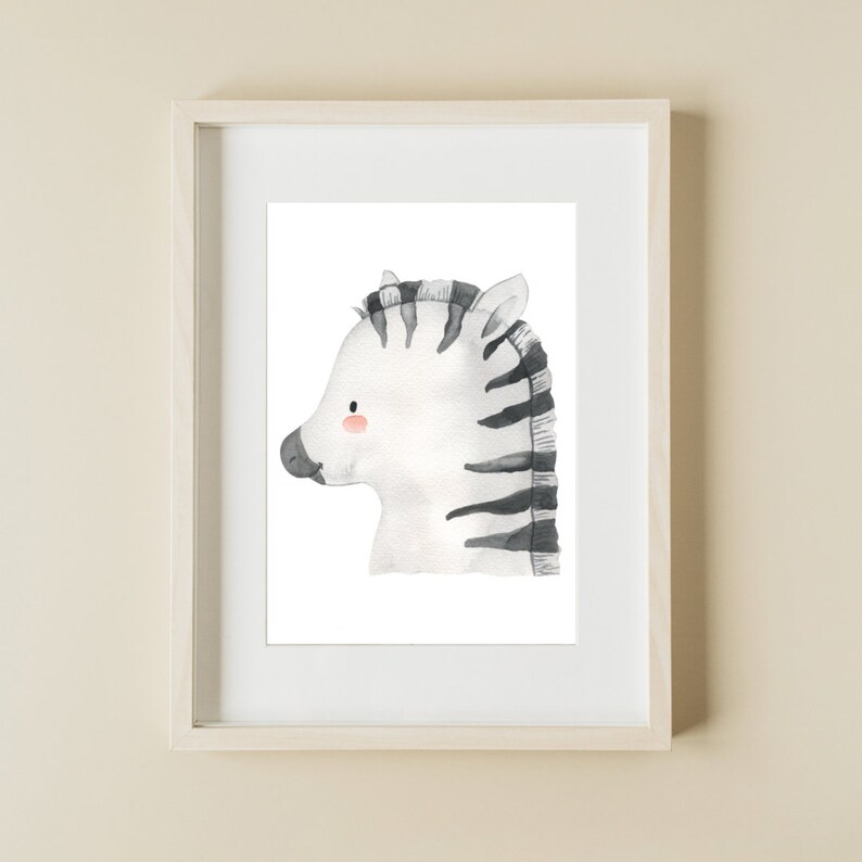 K&ouml;nnte beinhalten: Ein Aquarellbild eines Zebra-Kopfes mit schwarzen und wei&szlig;en Streifen. Das Zebra hat eine rosafarbene Nase und einen s&uuml;&szlig;en Ausdruck.