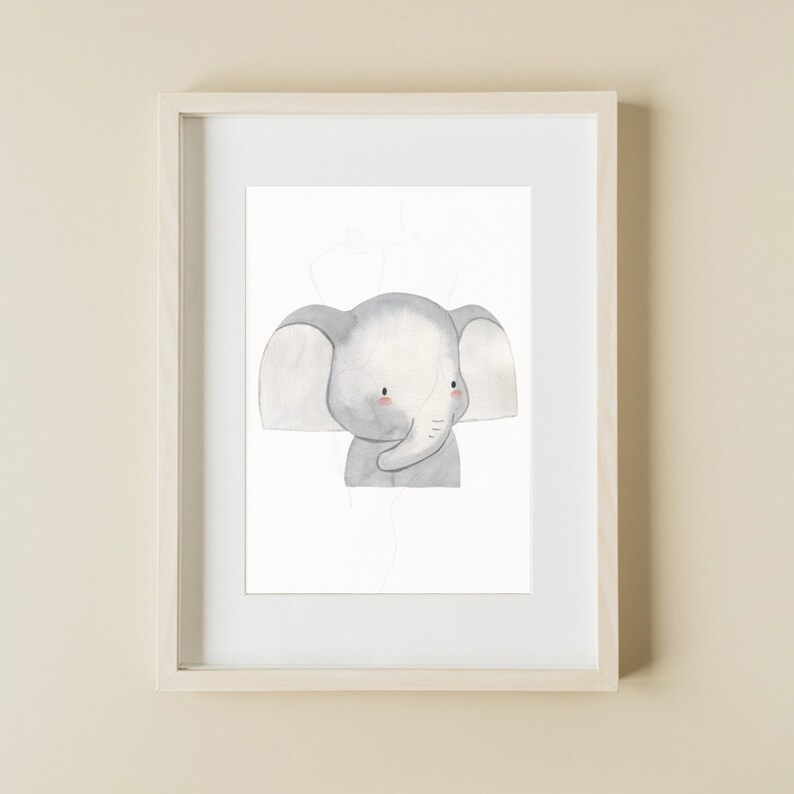 K&ouml;nnte beinhalten: Ein Aquarellbild eines grauen Elefanten mit rosa Wangen. Der Elefant schaut nach rechts und hat seinen R&uuml;ssel eingerollt. Das Bild ist in einem hellen Holzrahmen gerahmt.