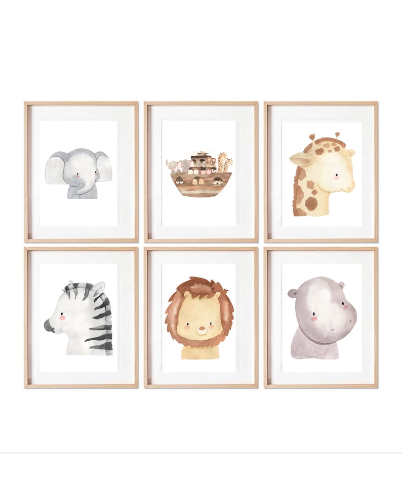 K&ouml;nnte beinhalten: Satz von sechs gerahmten Aquarelldrucken mit verschiedenen Tieren, darunter ein Elefant, eine Giraffe, ein Zebra, ein L&ouml;we, ein Flusspferd und ein Boot mit Tieren darauf. Die Drucke sind alle in einem hellbraunen Rahmen.