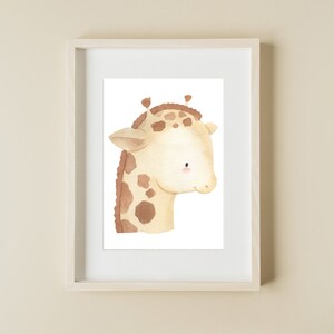K&ouml;nnte beinhalten: Ein Aquarellbild eines Giraffenkopfes mit braunen Flecken auf wei&szlig;em Hintergrund. Die Giraffe hat ein hellbraunes Gesicht und gro&szlig;e, dunkle Augen.