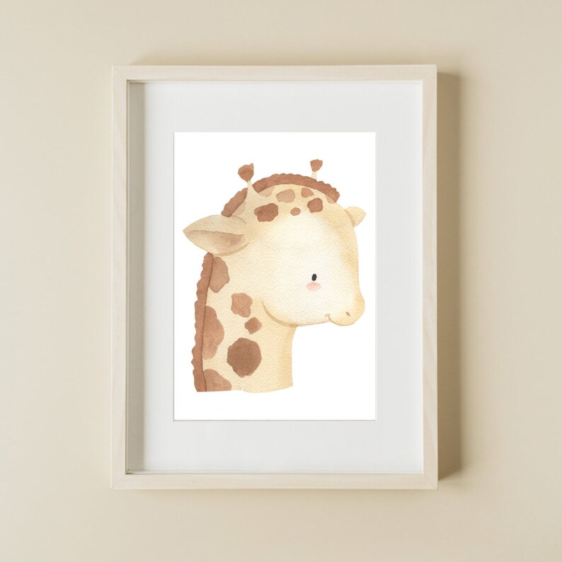 K&ouml;nnte beinhalten: Ein Aquarellbild eines Giraffenkopfes mit braunen Flecken auf wei&szlig;em Hintergrund. Die Giraffe hat ein hellbraunes Gesicht und gro&szlig;e, dunkle Augen.