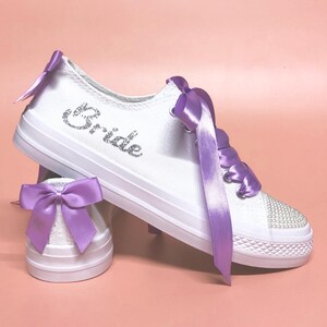 Op maat gemaakte canvas bruidsschoenen | Gepersonaliseerde bruiloftsneakers met parels en strikken