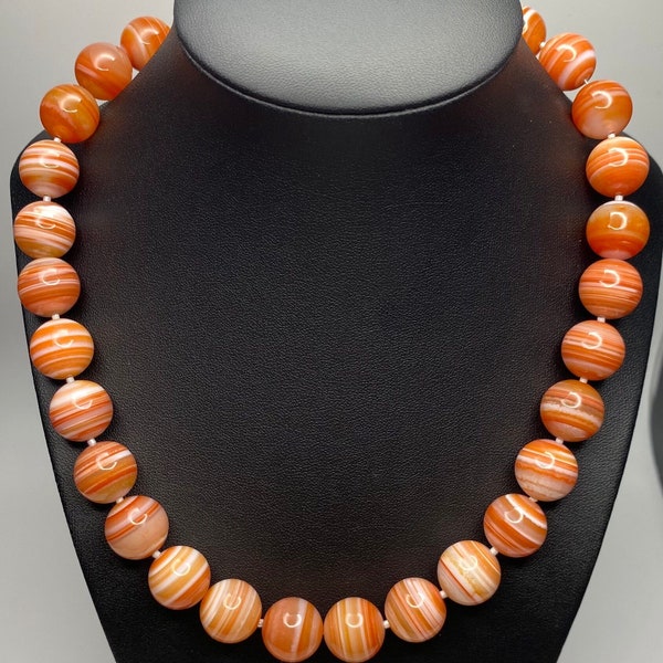 Collier en agate orange et blanche / Apprêts en or vermeil