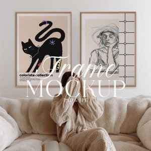 Maqueta de marco de póster con persona, dos marcos DIN A, maqueta de impresión moderna PSD con mujer, dos marcos de madera, arte de pared en interior nórdico