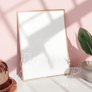 Maquette d'affiche sur mur rose, modèle de cadre vertical vintage PSD, format d'affichage 5 x 7 pour oeuvre d'art murale imprimable, intérieur de chambre féminine girly