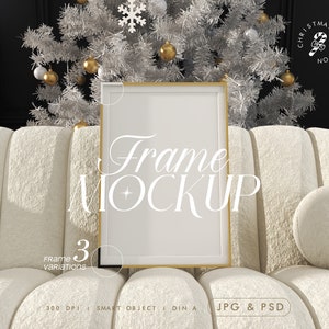 Può includere: Un divano bianco con un mockup di cornice dorata in cima. Il divano è decorato con un cuscino bianco e un albero di Natale bianco con ornamenti dorati sullo sfondo. Il testo "Frame Mockup" è scritto in bianco sull'immagine.