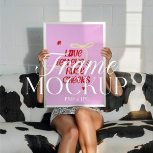 Poster Mockup mit Person, Funky Kunstwerk Mockup mit Rahmen, Retro Art Template, PSD DIN A Y2K Bilderrahmen Display, Fashion Interior Szene