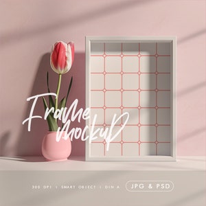 Maqueta de marco para póster, maqueta de arte coqueto sobre pared rosa, plantilla de arte DIN A PSD colorida, exhibición imprimible moderna con jarrón de tulipanes