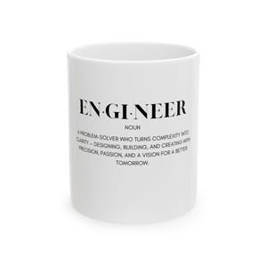 Könnte beinhalten: Weißer Keramikbecher mit dem Wort „ENGINEER“ in Schwarz und einer Definition. Die Definition beschreibt einen Ingenieur als Problemlöser, der Komplexität in Klarheit verwandelt.