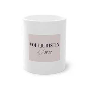 Volljuristin est. 2024 | Jura Abschlusstasse mit Jahrgang | Geschenk | Juristen | Staatsexamen | Jura | Keramik