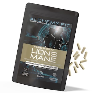Peut inclure: Sachet noir de compléments alimentaires Alchemy Fit Lion's Mane. Le sachet présente le texte "Lion's Mane" et "60 Maximum Strength Capsules". Plusieurs gélules beiges sont éparpillées autour du sachet. Le produit est conçu pour élever, transformer et transcender.