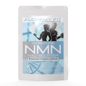 Może przedstawiać: Biała torebka z napisem "ALCHEMY FIT SUPPLEMENTS" i "99.9% PURE NMN NAD+ BOOSTER". Na torebce widnieje również napis "30 MAXIMUM STRENGTH CAPSULES" i "600 MG". Torebka ma grafikę dwóch sylwetek ludzi.
