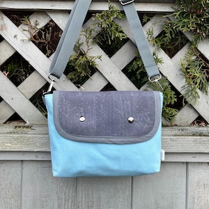 Sac en liège en toile cirée : bleu ciel ou commande personnalisée