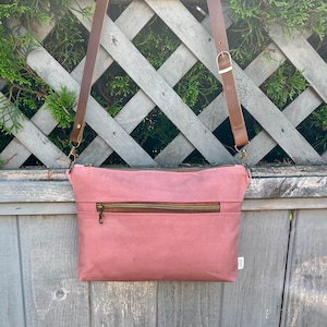 Sac à bandoulière en toile cirée : rose corail avec lanières en cuir