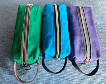 Boxy-Beutel aus gewachstem Canvas: lebendige Farben mit Lederriemen