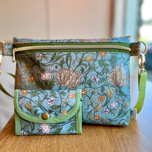 Cartera y bolso bandolera de hule: tela verde floral o personalizada